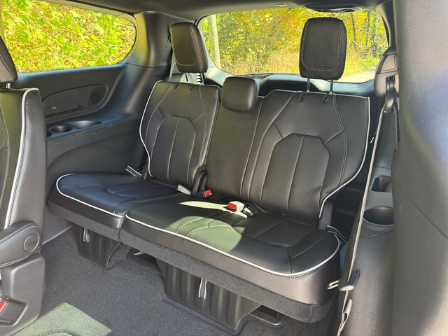 New 2026 Chrysler Pacifica Limited image 17