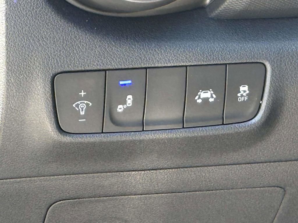 Used 2020 Hyundai Kona Limited AWD/4WD image 25