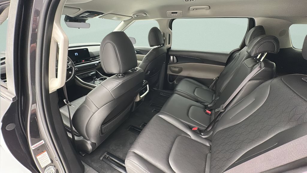 Used 2025 Kia Carnival FWD image 10