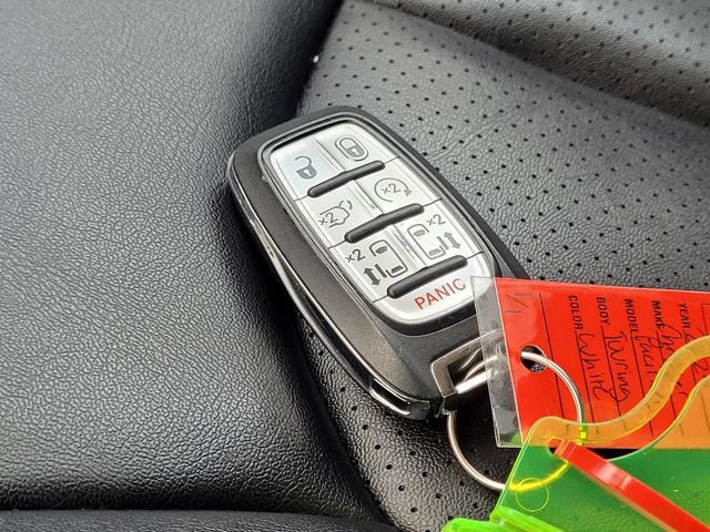 Used 2024 Chrysler Pacifica Touring-L image 36