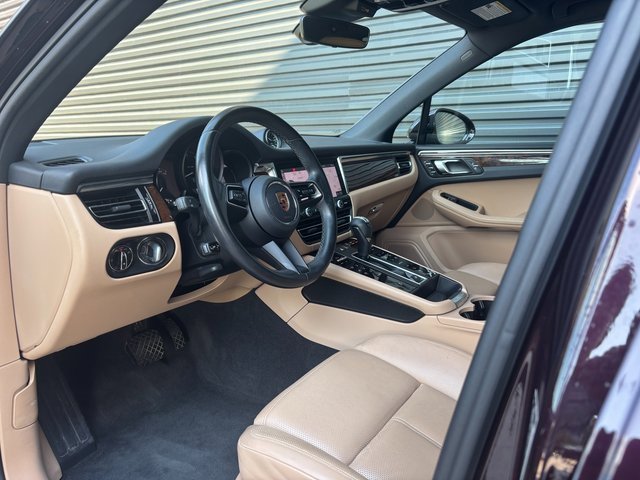 Certified 2023 Porsche Macan image 4