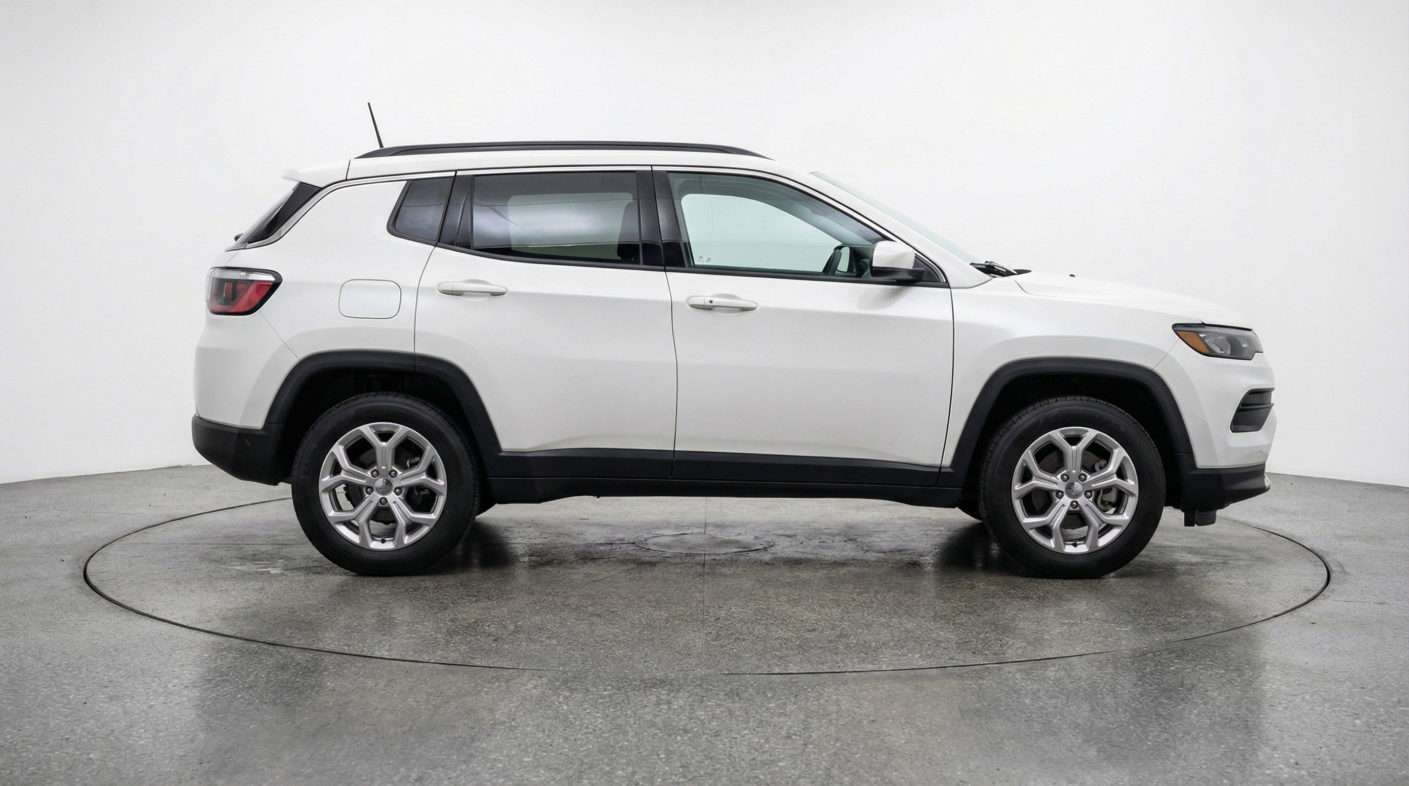 Used 2025 Jeep Compass Latitude AWD/4WD image 11