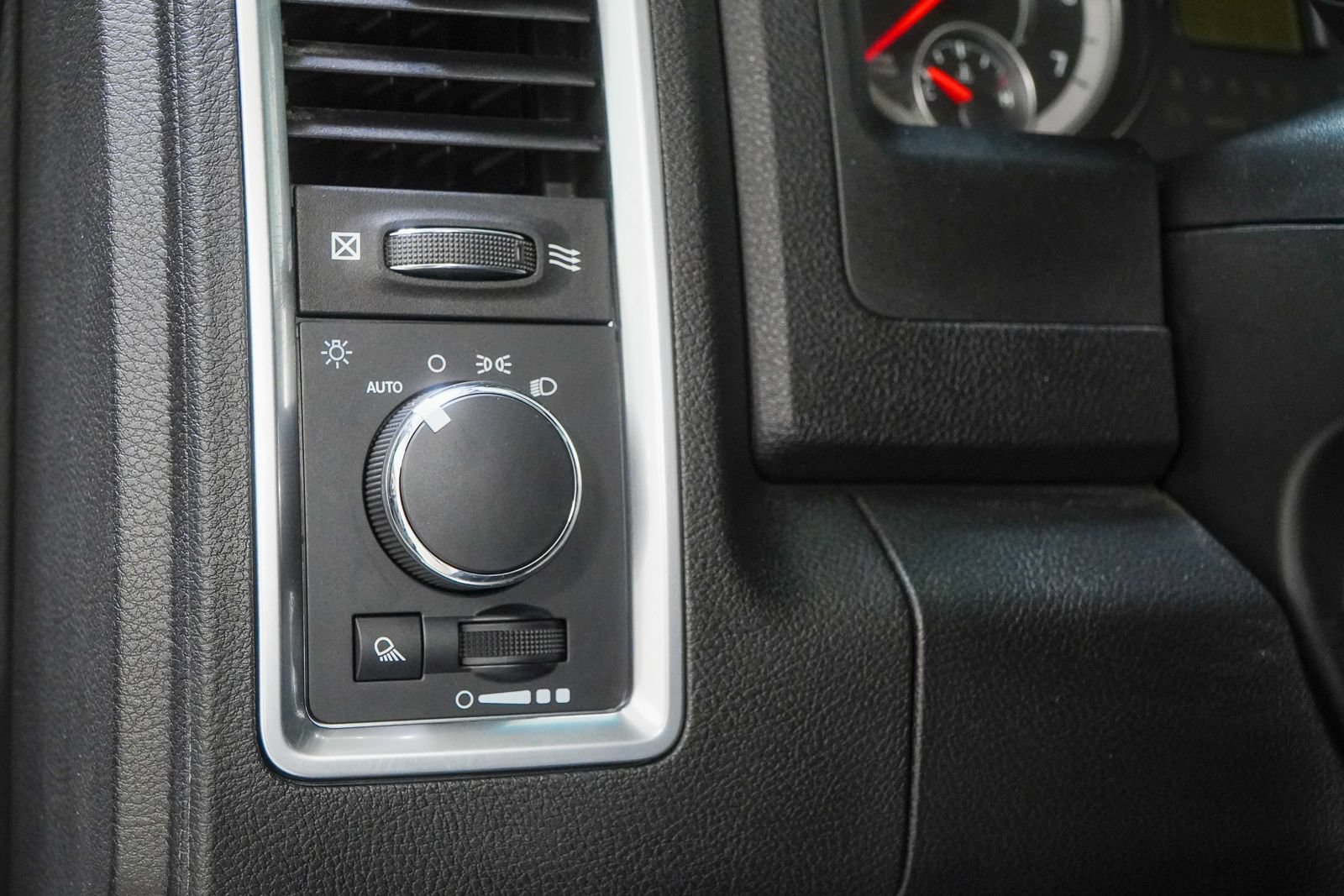 Used 2022 RAM 1500 Classic SLT AWD/4WD image 21