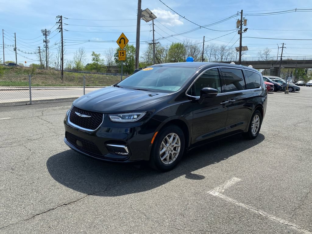 Used 2024 Chrysler Pacifica Touring-L FWD image 4