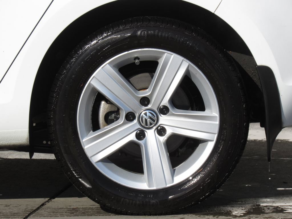 Used 2017 Volkswagen Golf S image 9