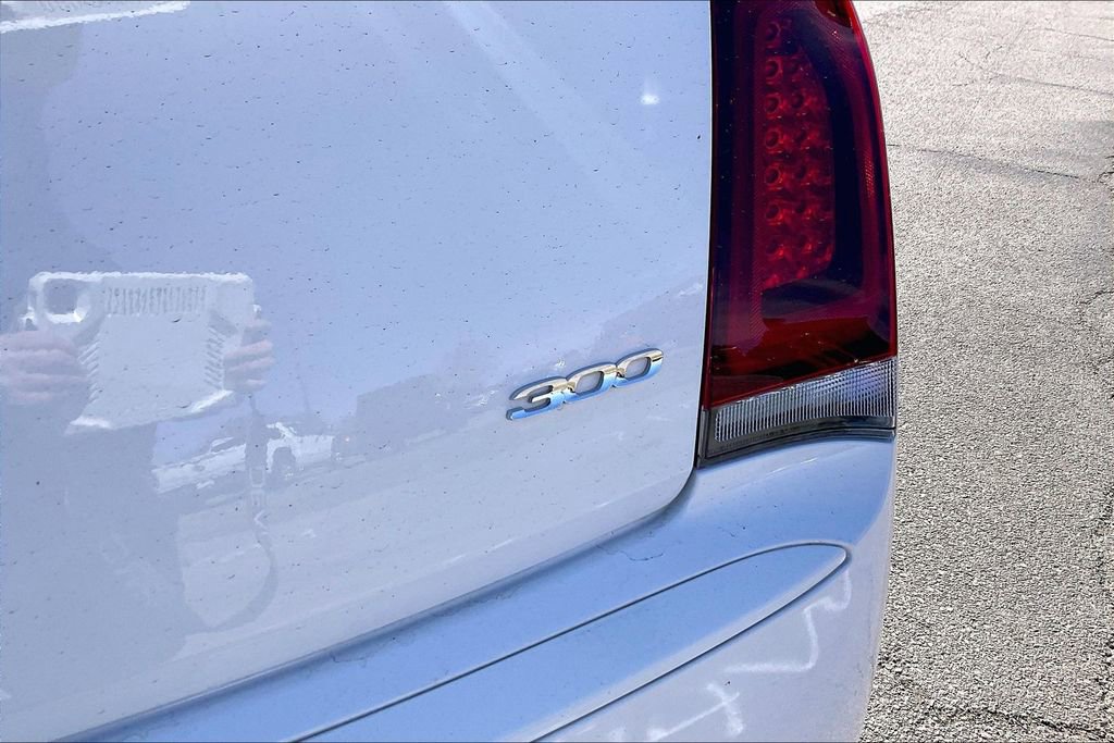 Used 2019 Chrysler 300 Touring w/ Sport Appearance Package image 10