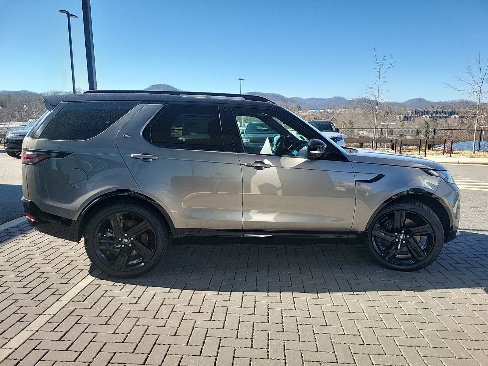 Certified 2025 Land Rover Discovery Dynamic SE AWD/4WD image 4