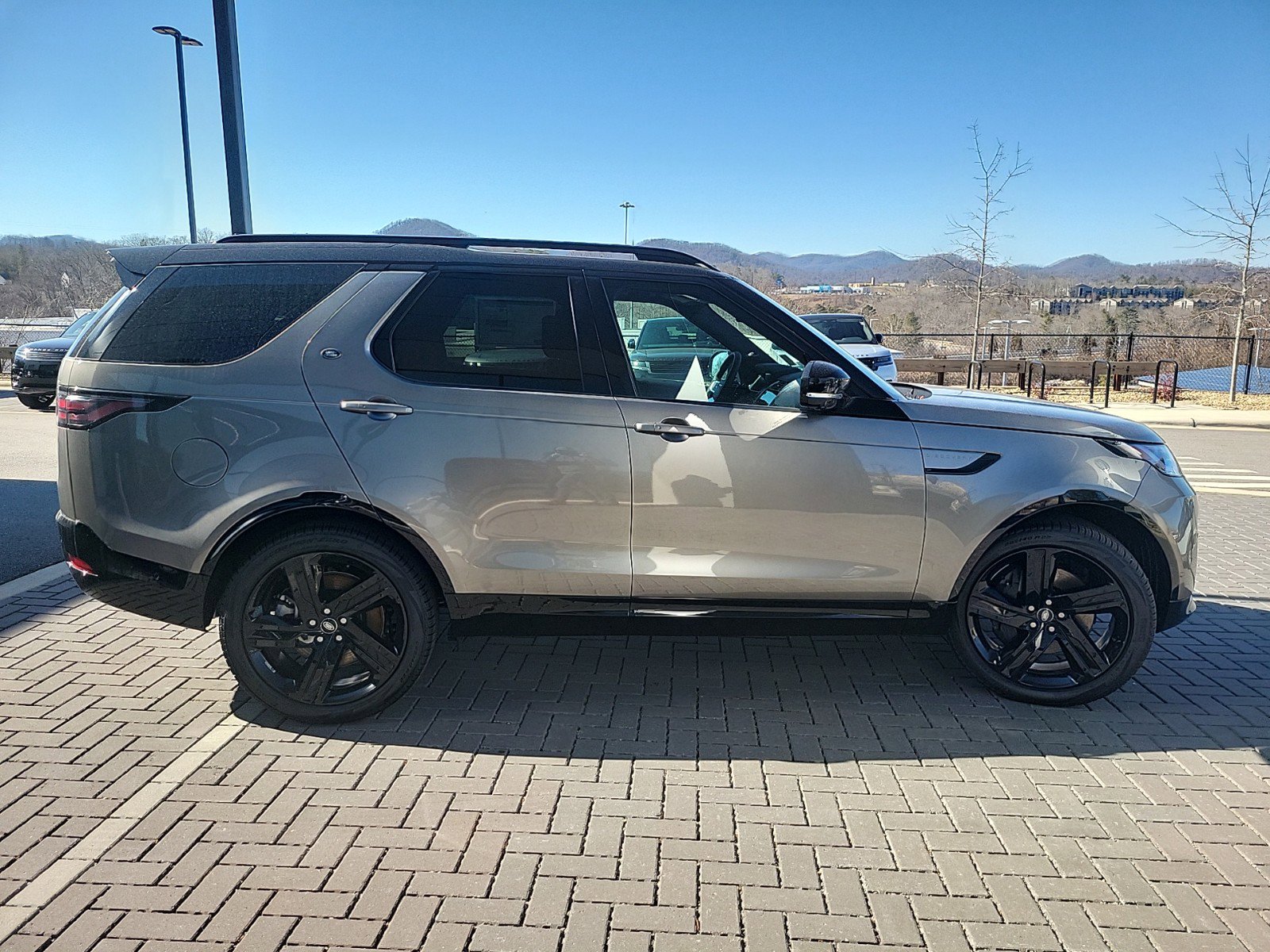 Certified 2025 Land Rover Discovery Dynamic SE AWD/4WD image 4
