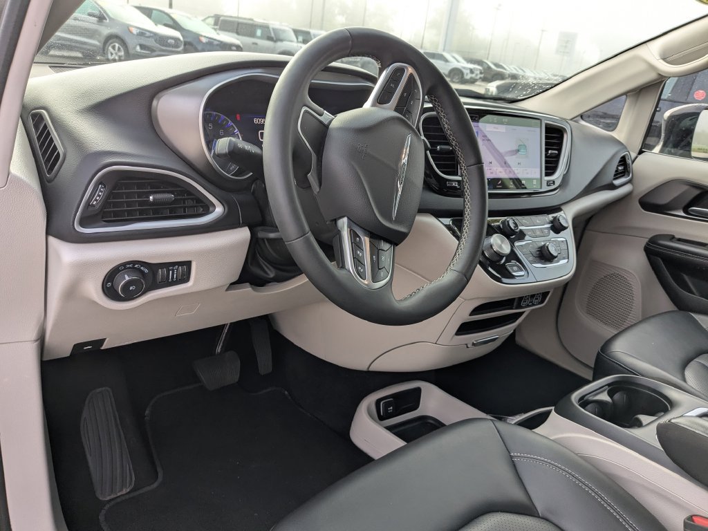 Used 2024 Chrysler Pacifica Touring-L FWD image 10