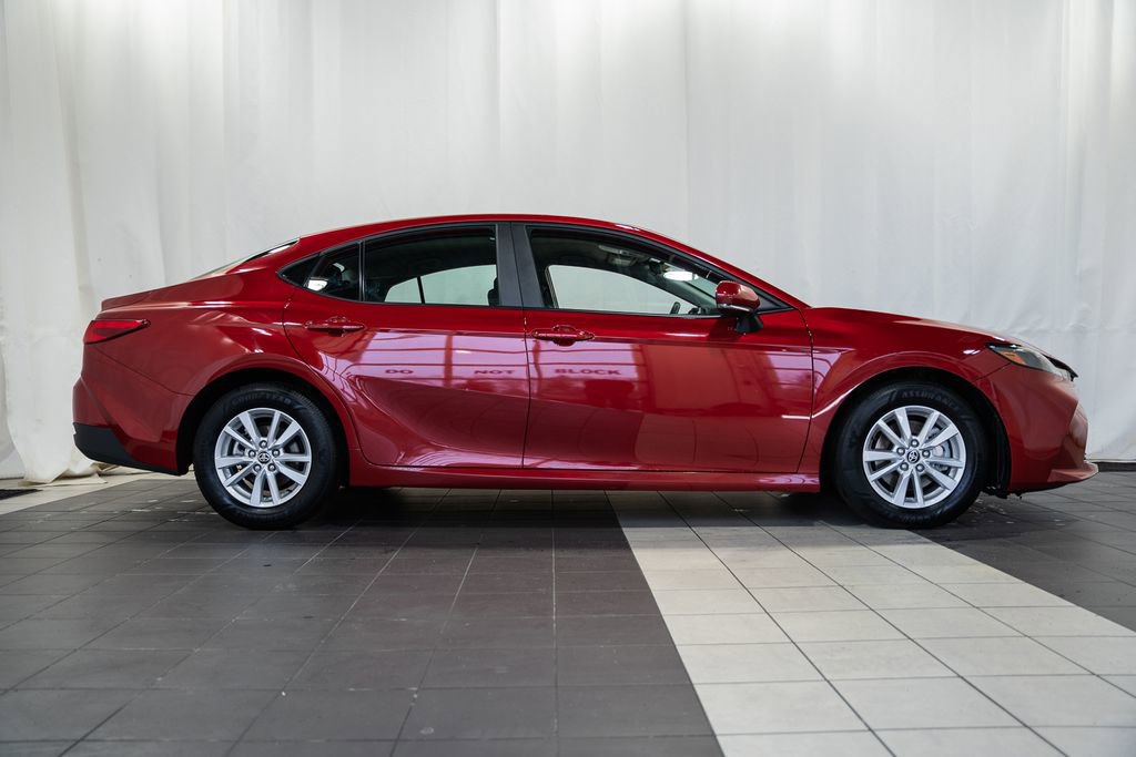 Used 2025 Toyota Camry LE image 3