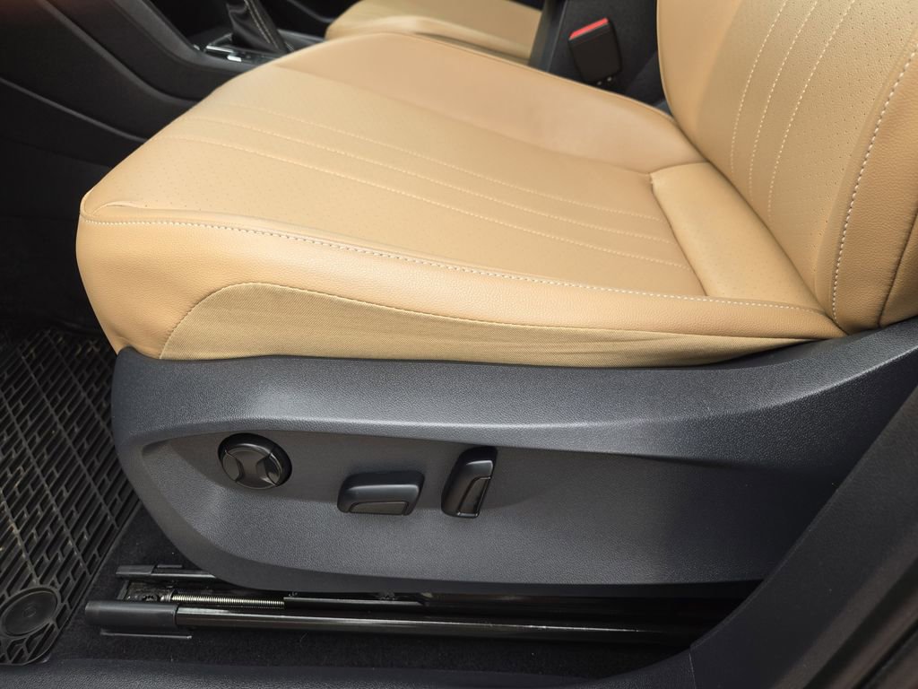 Used 2022 Volkswagen Tiguan SE w/ Panoramic Sunroof Package FWD image 25