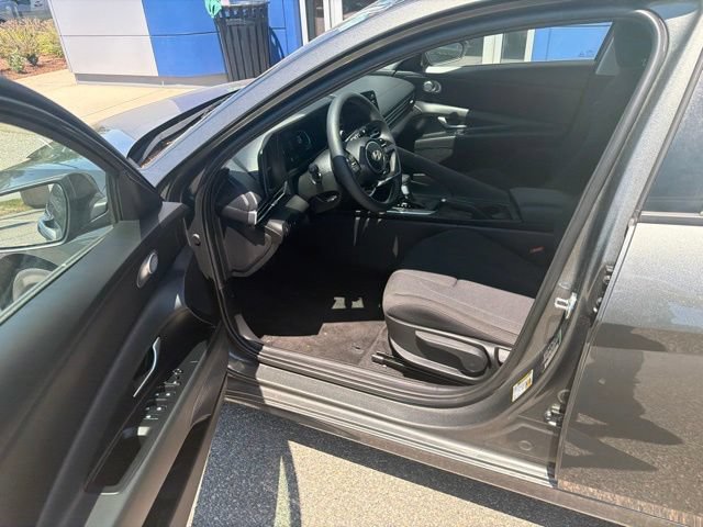 Certified 2026 Hyundai Elantra SE w/ Cargo Package FWD image 11
