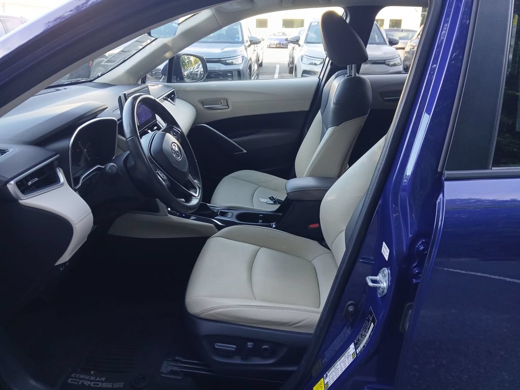 Used 2024 Toyota Corolla Cross XLE w/ Convenience Package AWD/4WD image 17