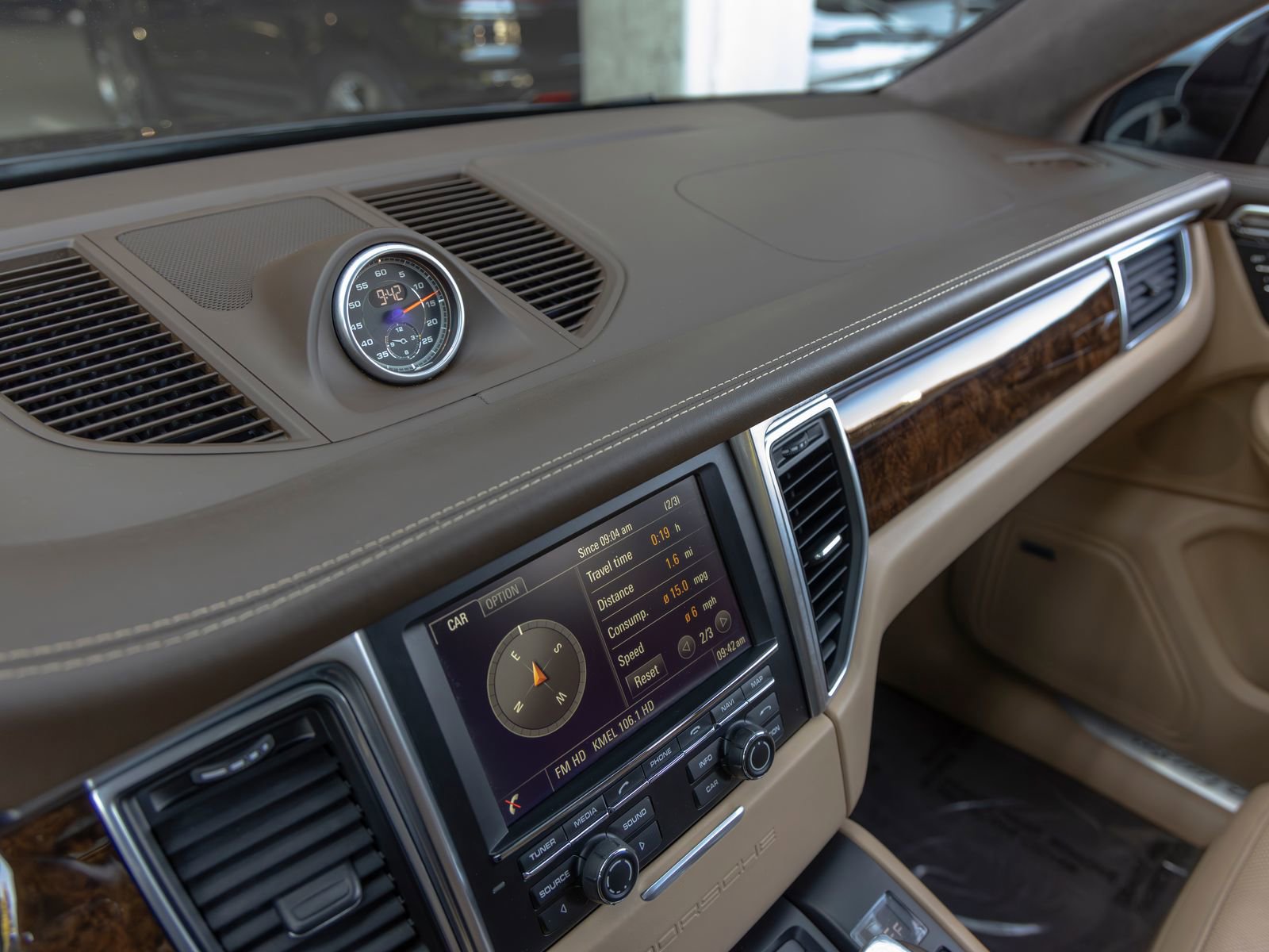 Used 2016 Porsche Macan Turbo image 38