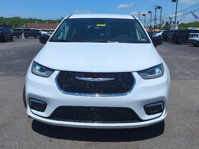 Used 2024 Chrysler Pacifica Touring-L FWD image 4