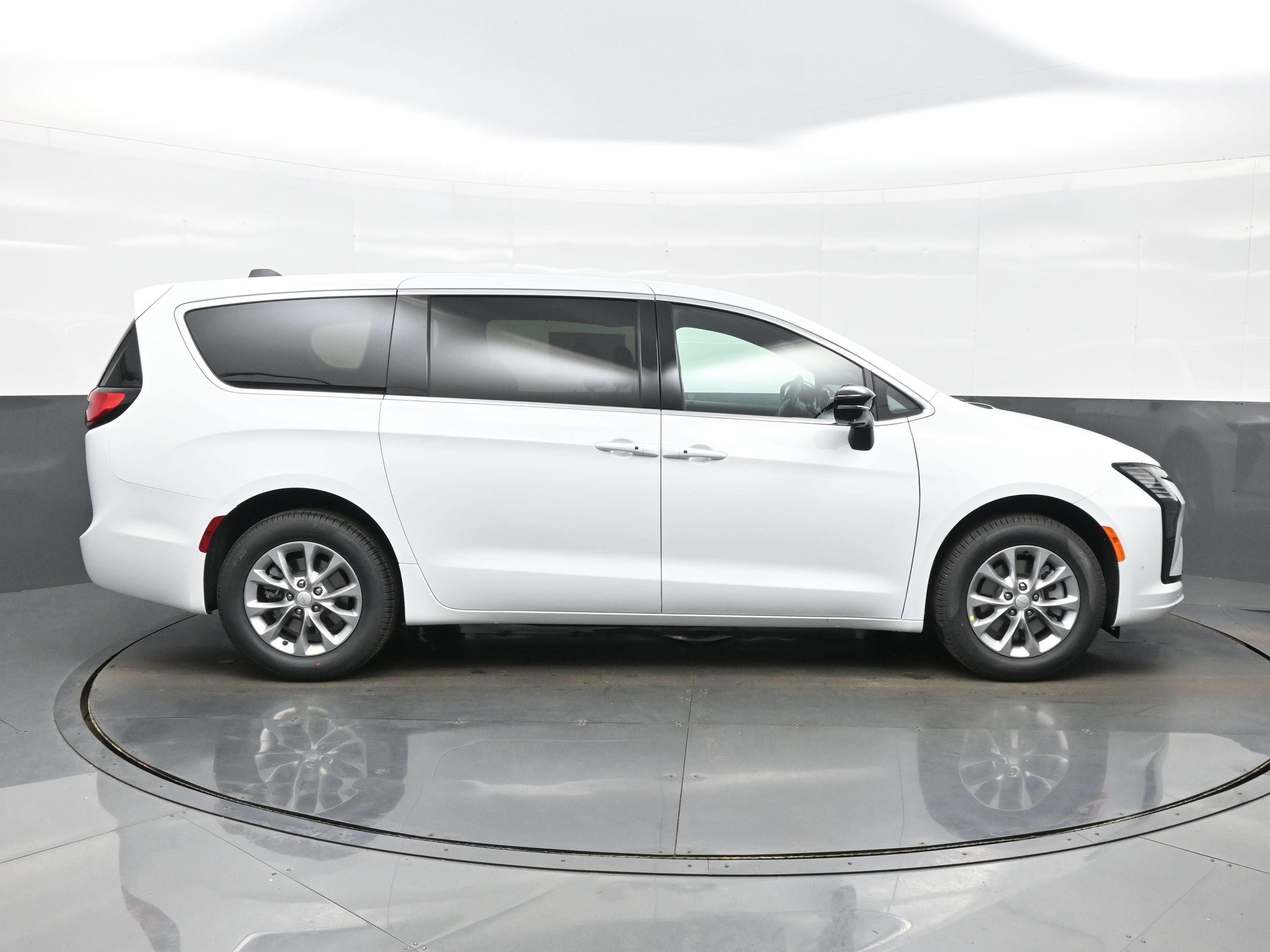 New 2027 Chrysler Pacifica Select AWD/4WD image 10