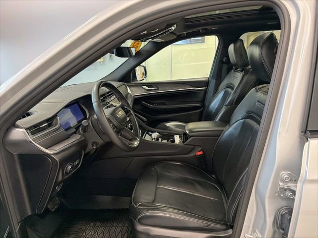 Used 2022 Jeep Grand Cherokee Overland AWD/4WD image 14