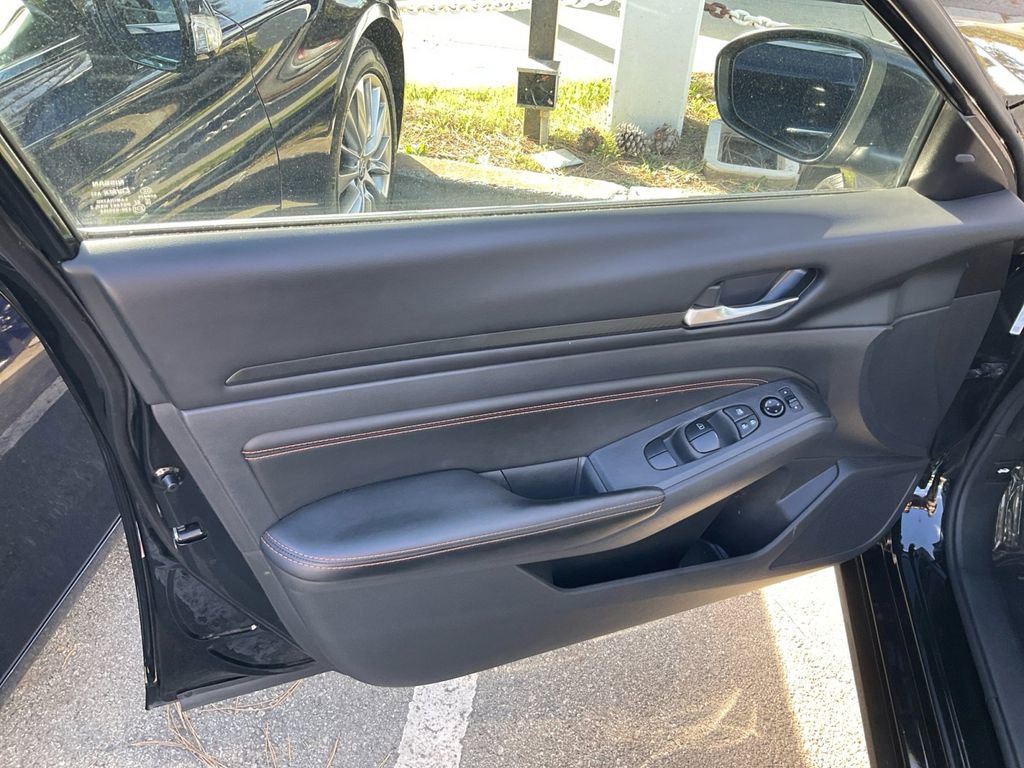 Used 2022 Nissan Altima 2.5 SR w/ Midnight Edition Package image 12