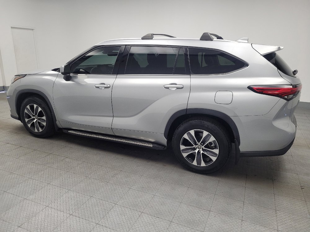Used 2022 Toyota Highlander XLE FWD image 3