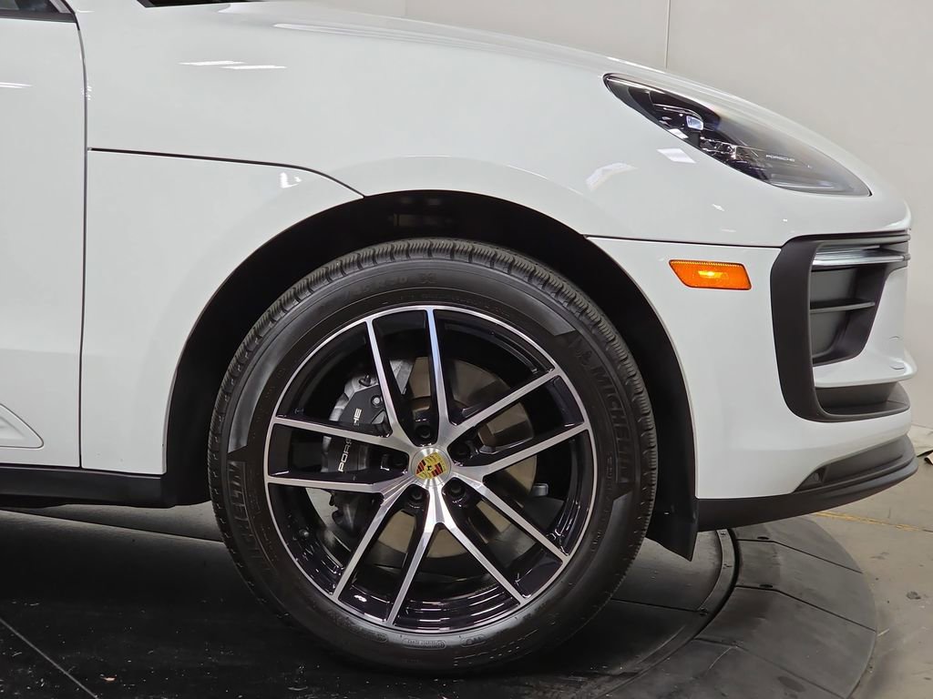 Certified 2025 Porsche Macan image 11