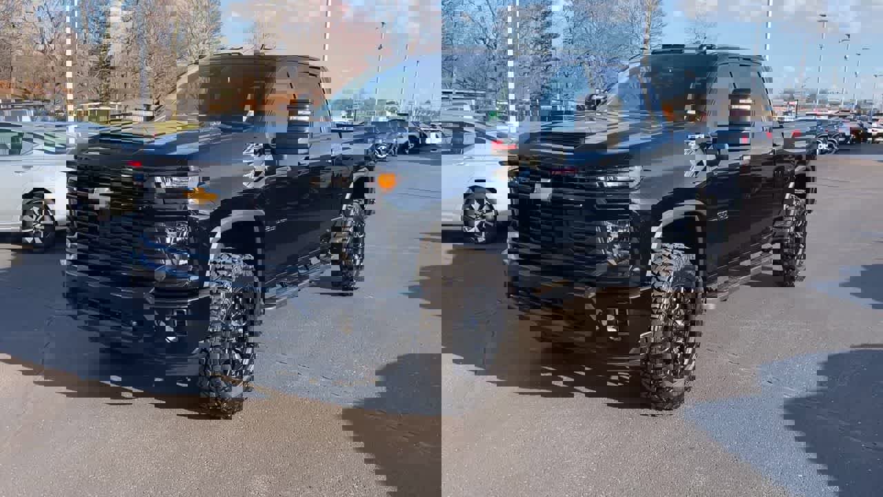 Used 2024 Chevrolet Silverado 2500 Custom w/ Custom Convenience Package image 5