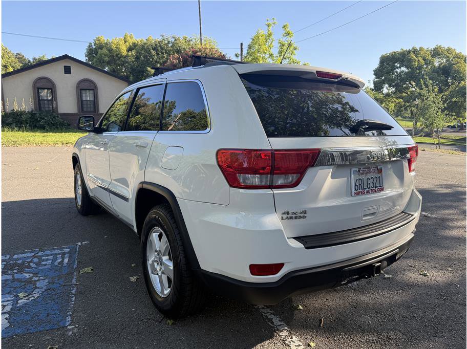 Used 2011 Jeep Grand Cherokee Laredo w/ Security & Convenience Group AWD/4WD image 3