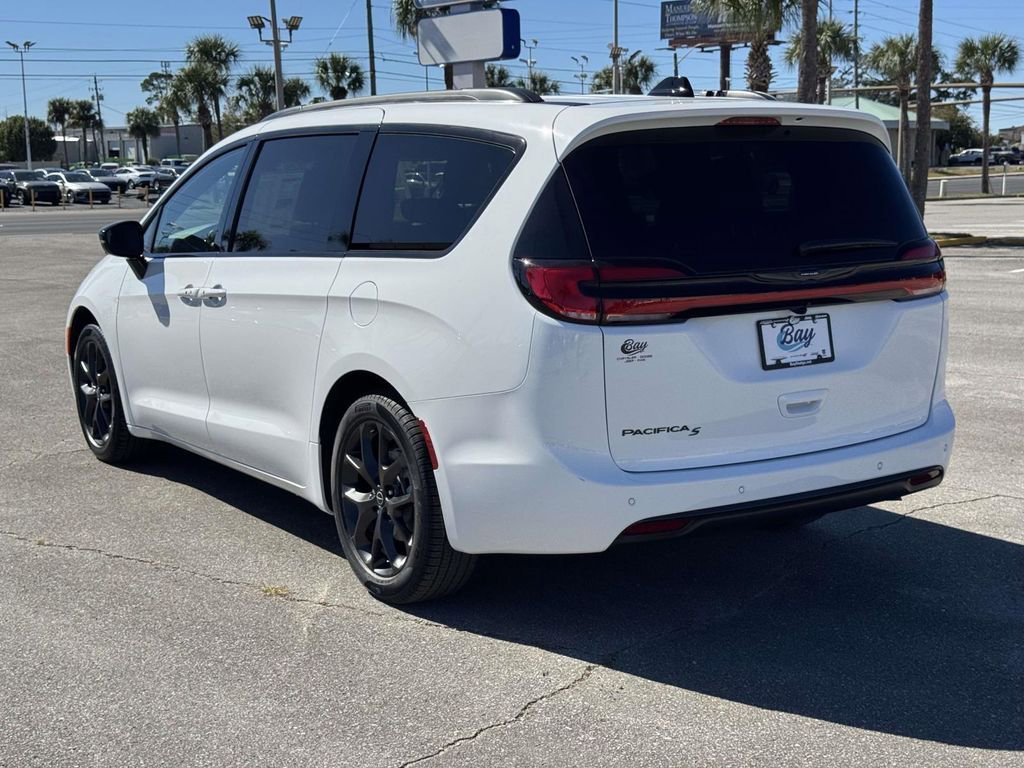 New 2026 Chrysler Pacifica Select w/ S Appearance Package FWD image 3