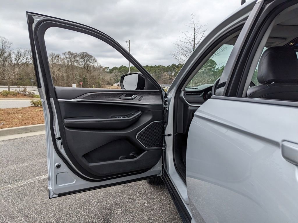 Used 2022 Jeep Grand Cherokee Limited image 56