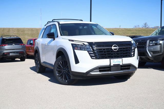 New 2026 Nissan Pathfinder SL w/ SL Premium Package AWD/4WD image 2