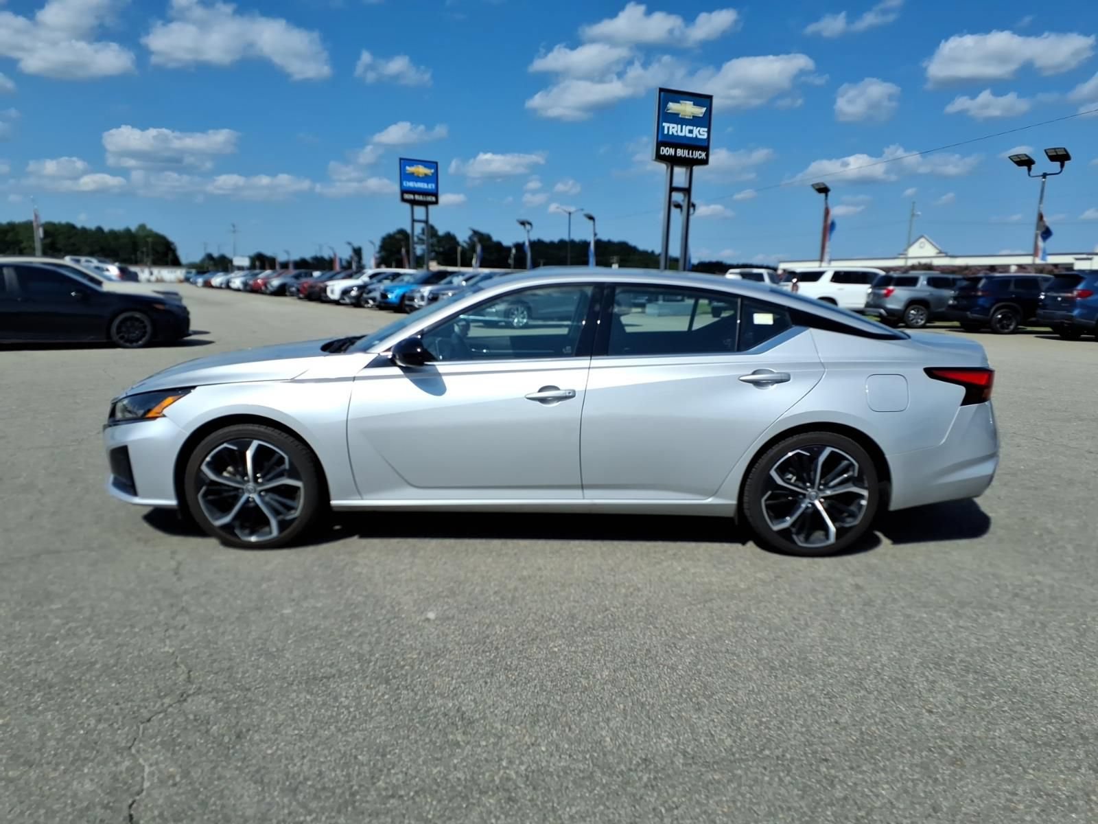 Used 2024 Nissan Altima 2.5 SR FWD image 2