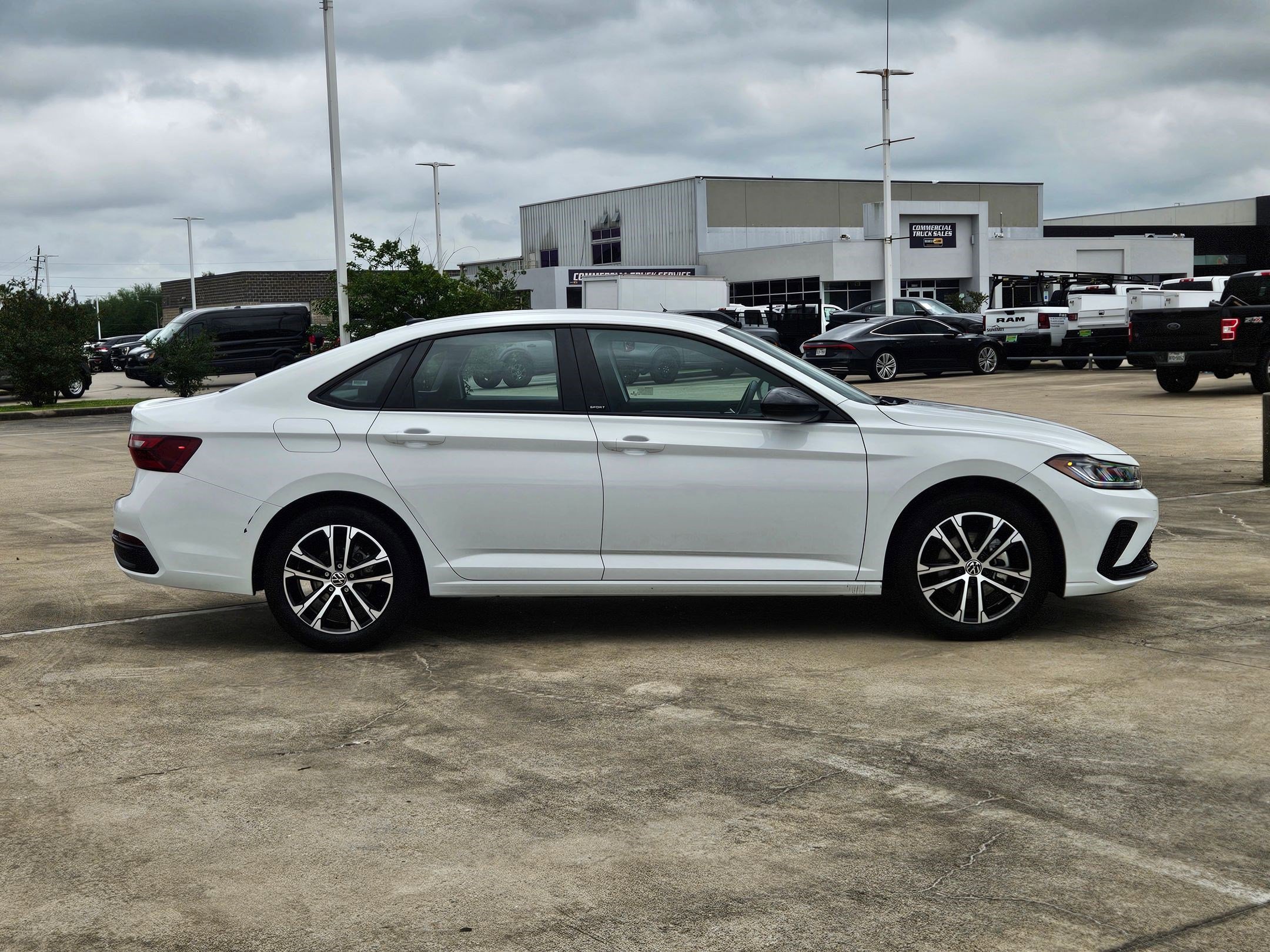 Used 2025 Volkswagen Jetta Sport image 2