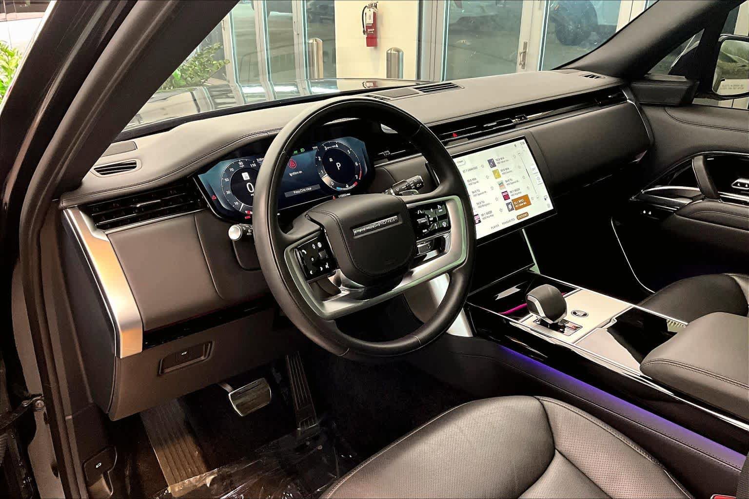 Used 2025 Land Rover Range Rover SE AWD/4WD image 17