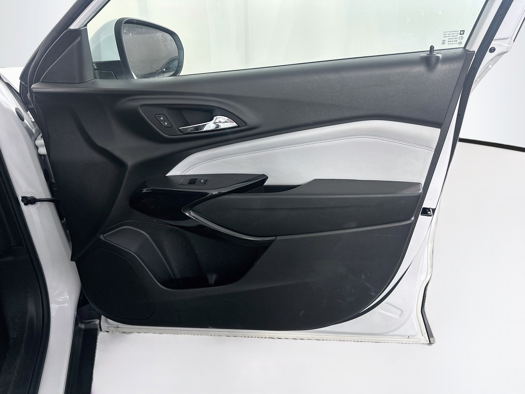 Used 2025 Chevrolet Trax LT FWD image 29