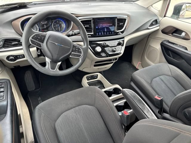 Used 2017 Chrysler Pacifica Touring FWD image 5