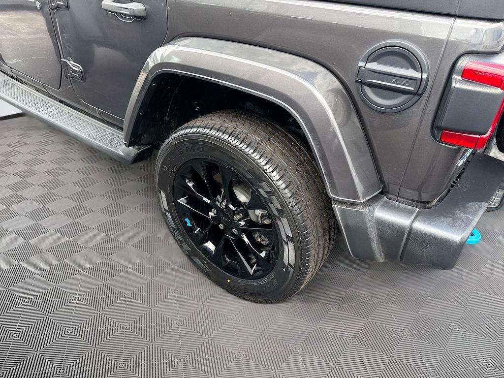 Used 2022 Jeep Wrangler Unlimited Sahara AWD/4WD image 9