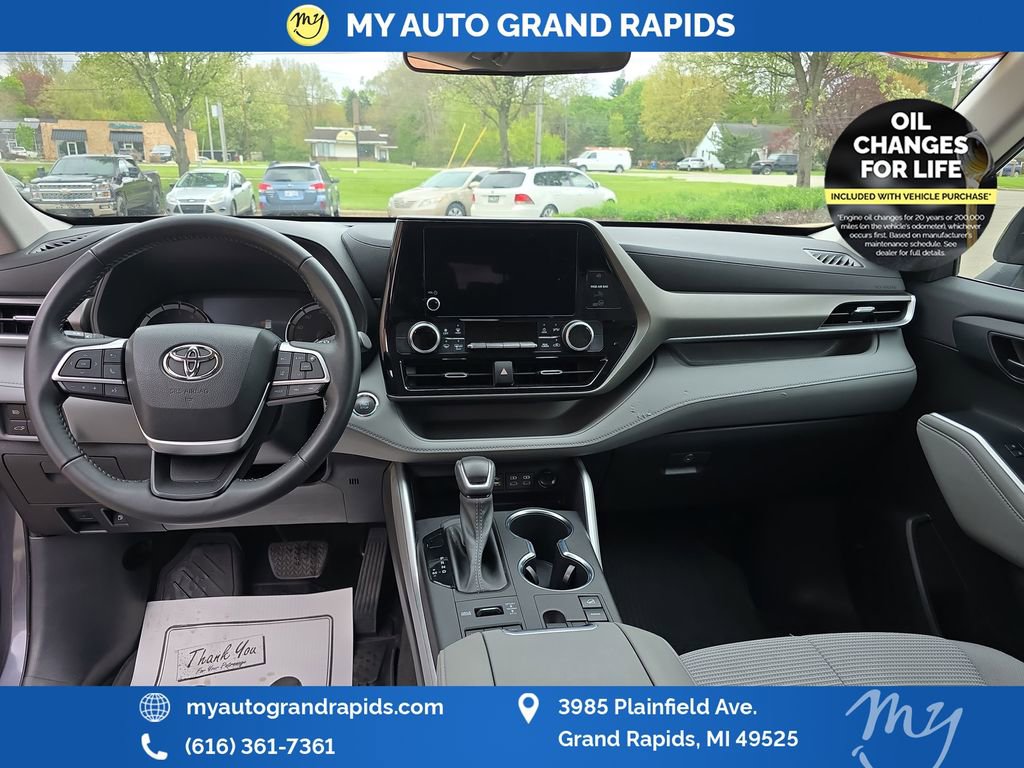 Used 2023 Toyota Highlander LE AWD/4WD image 12