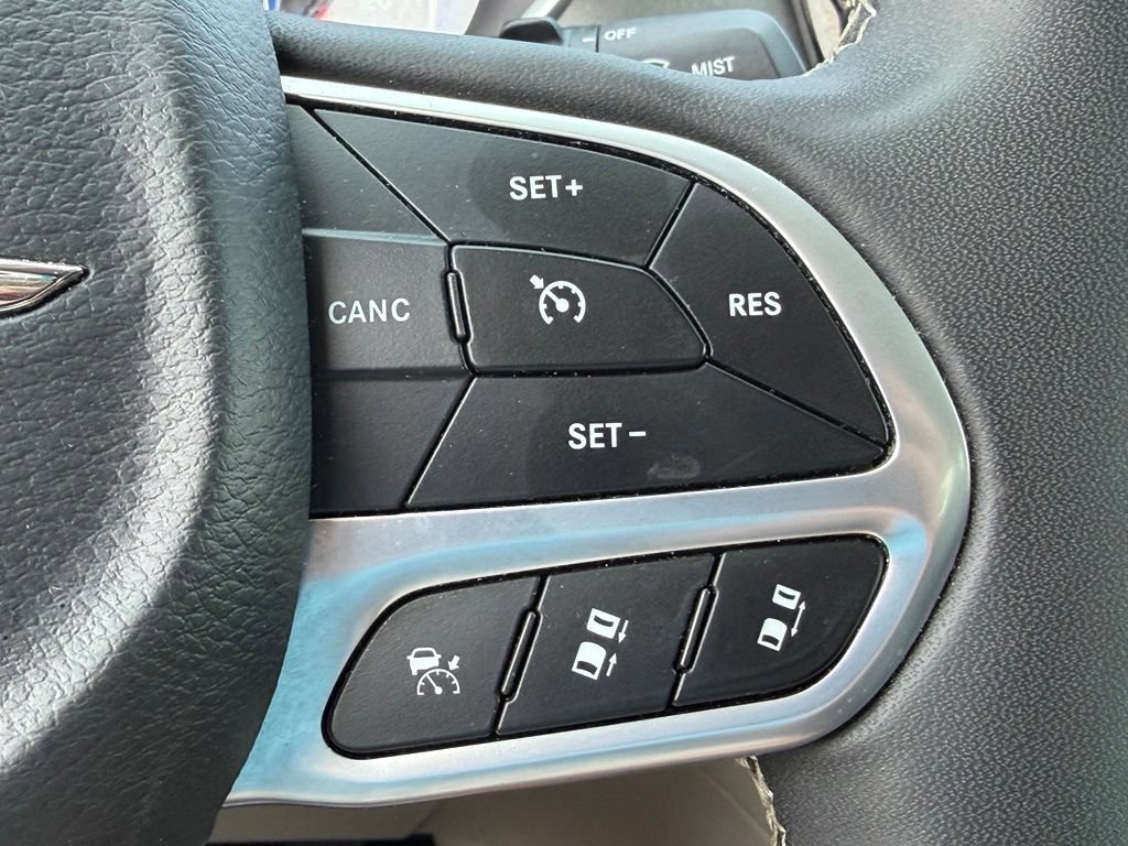Used 2024 Chrysler Pacifica Touring-L FWD image 24