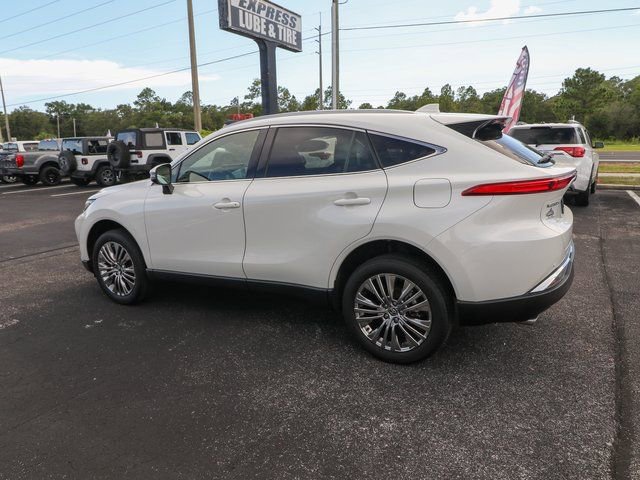 Used 2022 Toyota Venza XLE image 6