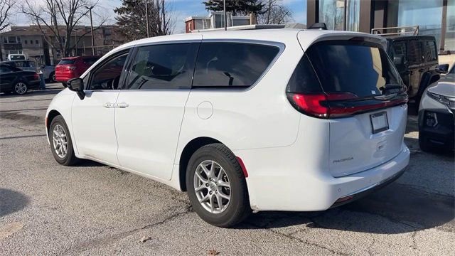 Used 2024 Chrysler Pacifica Touring-L image 22