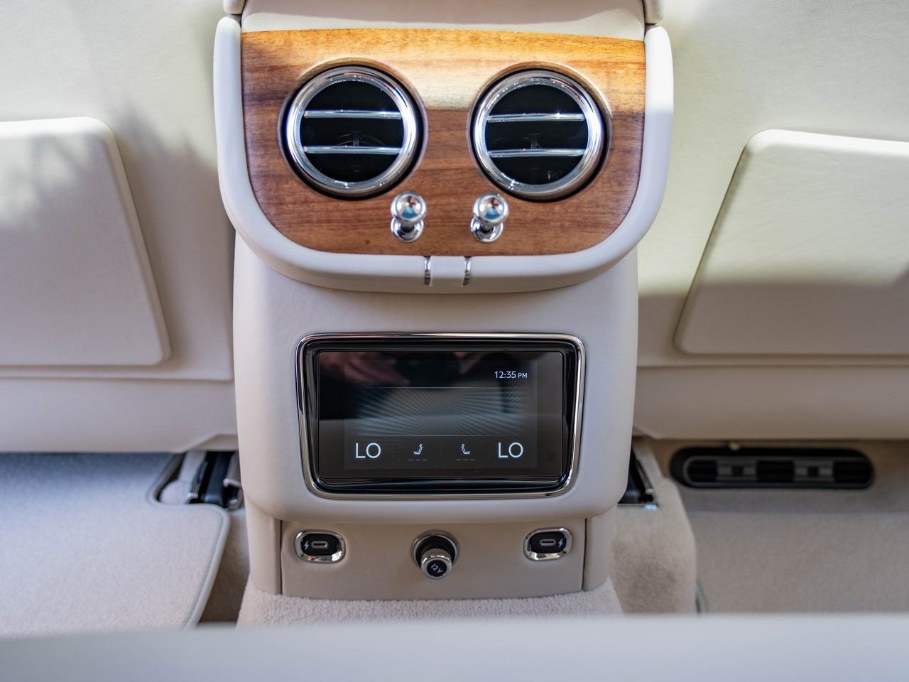 Used 2025 Bentley Bentayga Plug-In Hybrid image 28