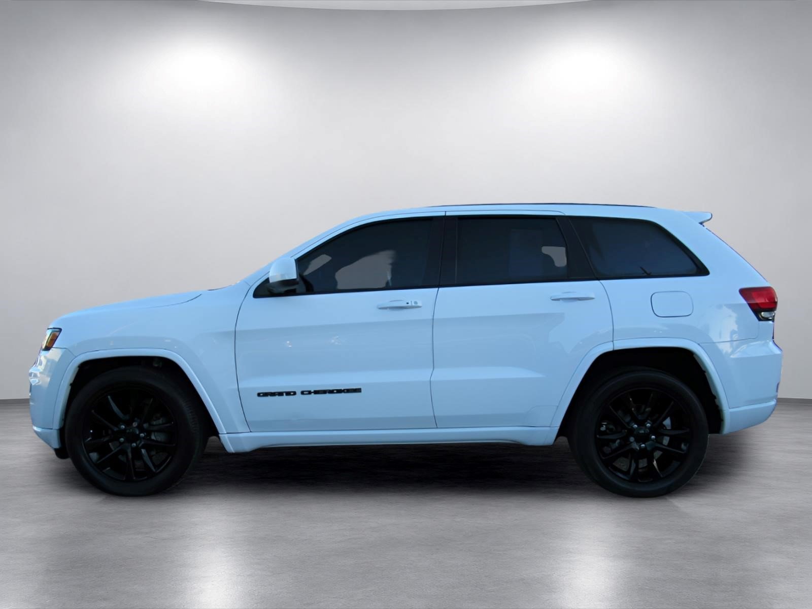 Used 2018 Jeep Grand Cherokee Altitude RWD image 4