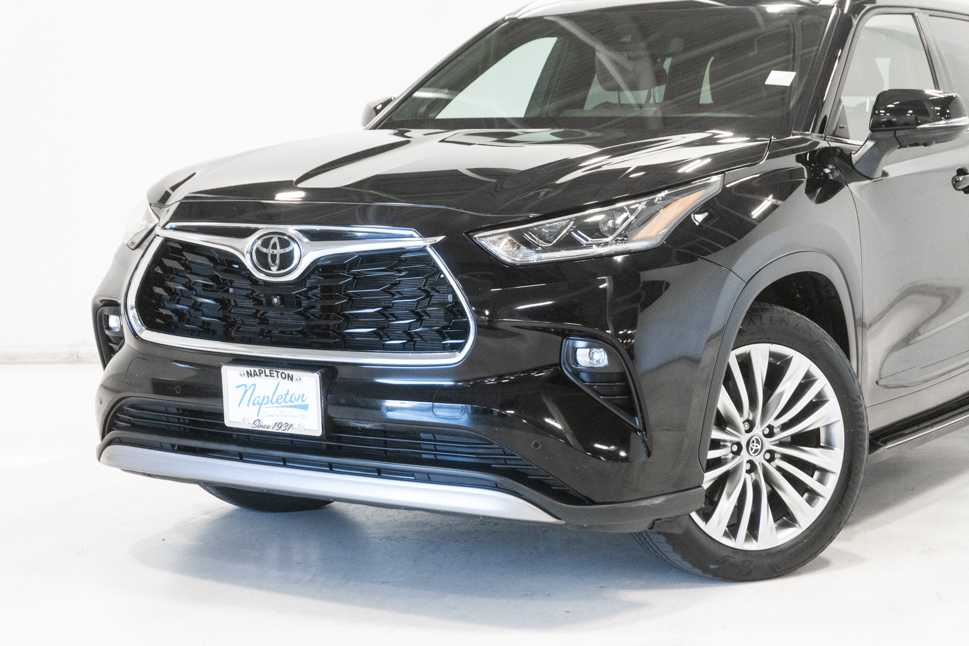 Used 2025 Toyota Highlander Platinum AWD/4WD image 2