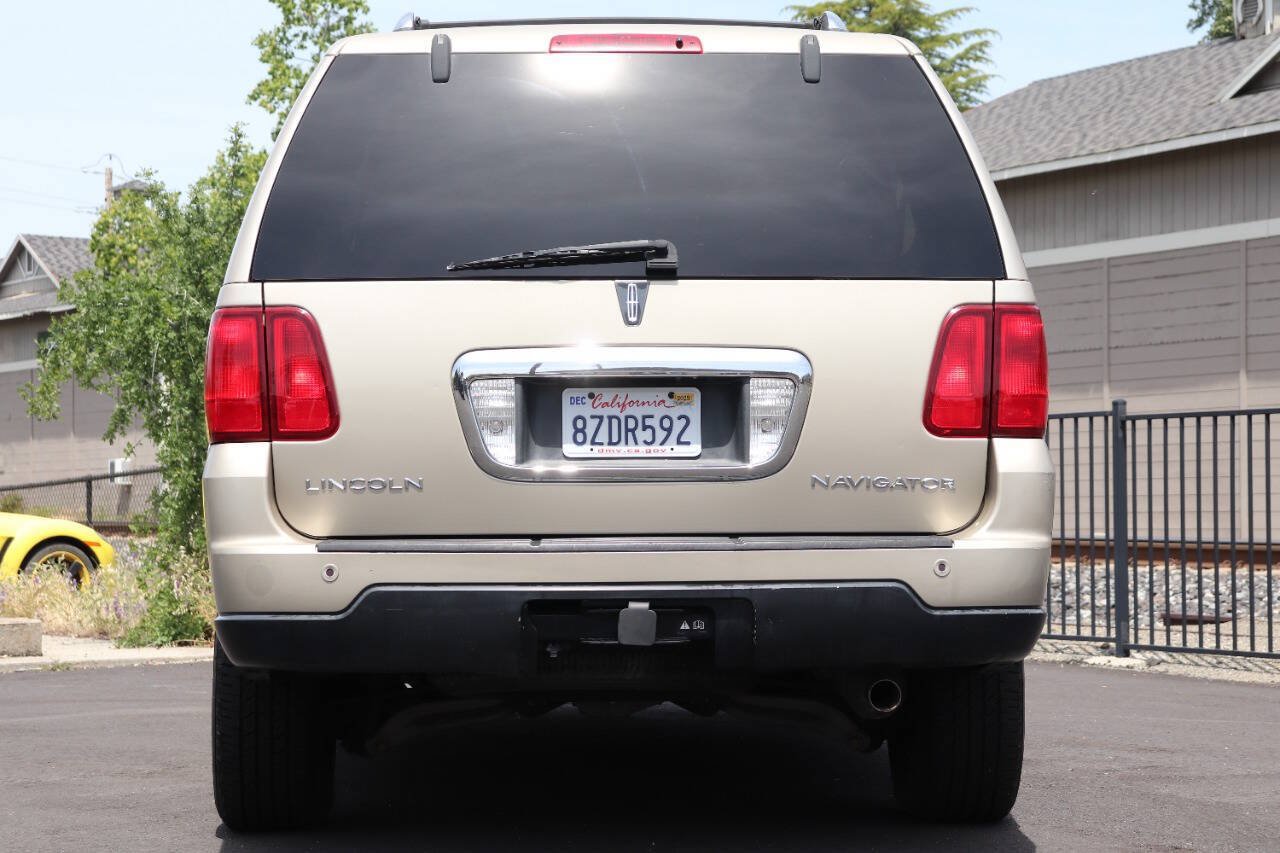 Used 2006 Lincoln Navigator Luxury RWD image 8