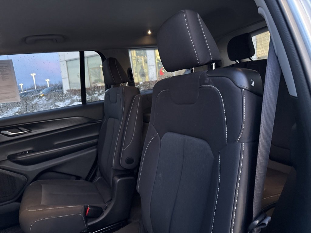 Used 2023 Jeep Grand Cherokee L Laredo image 27