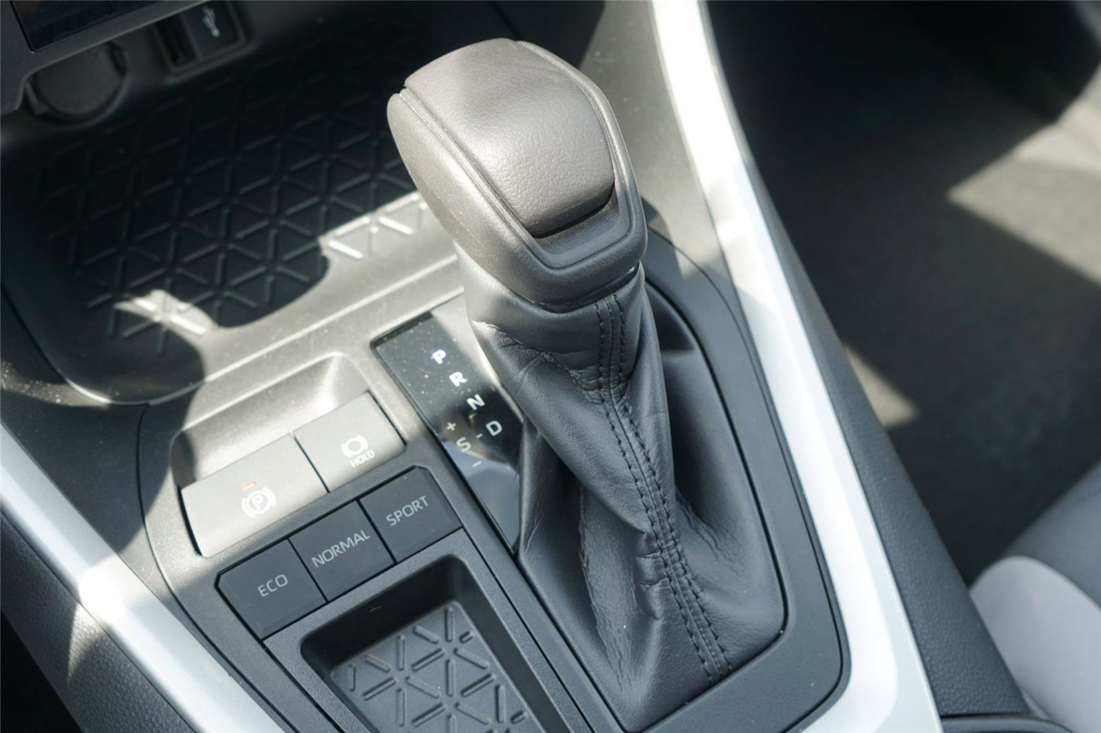 Used 2020 Toyota RAV4 XLE FWD image 14