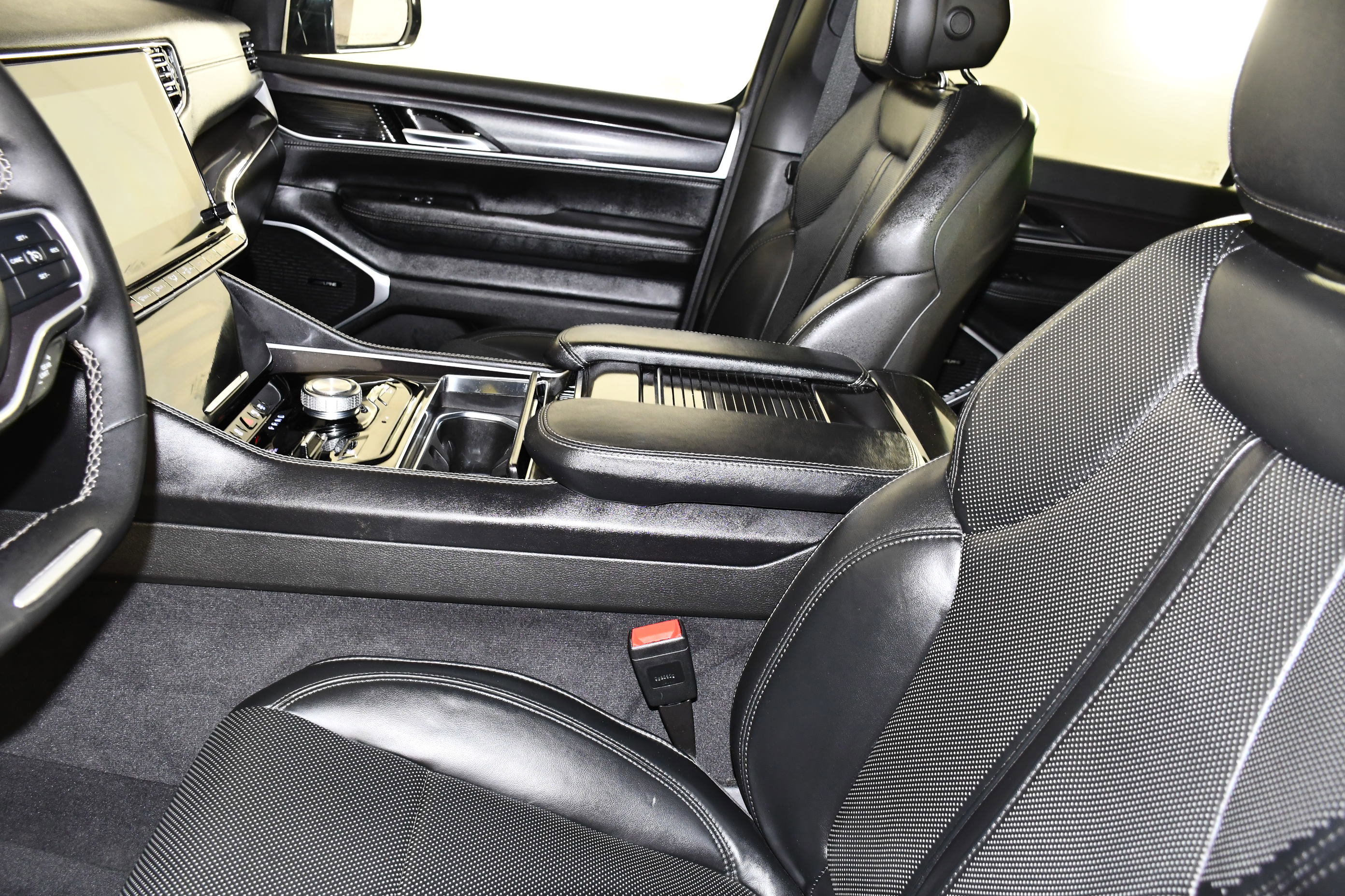 Used 2024 Jeep Wagoneer 4WD w/ HD Trailer Tow Package image 41