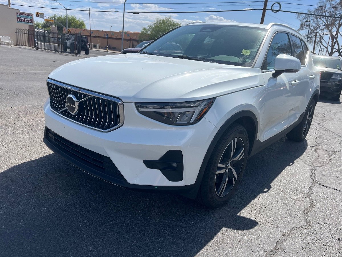 Used 2023 Volvo XC40 B5 Plus AWD/4WD image 7