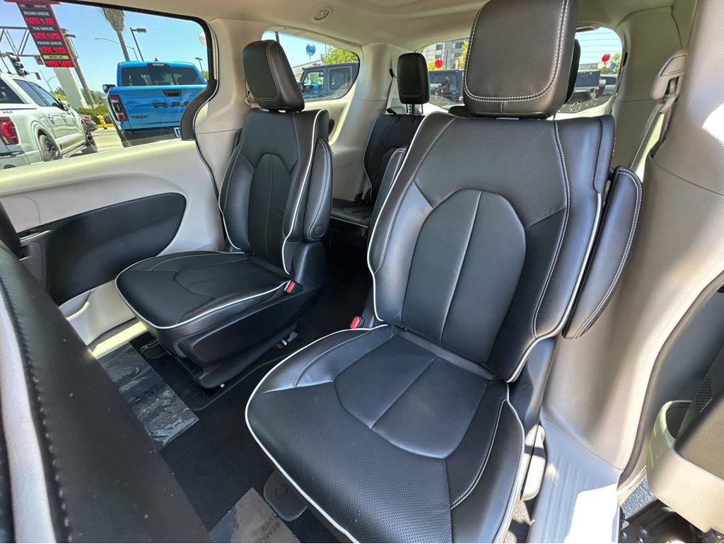 Used 2022 Chrysler Pacifica Limited image 9