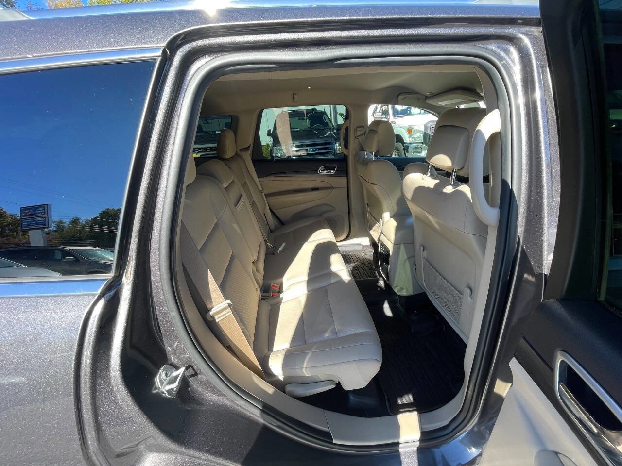 Used 2019 Jeep Grand Cherokee Laredo image 29