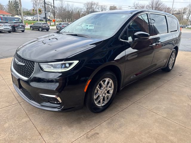 Used 2025 Chrysler Pacifica Select image 5